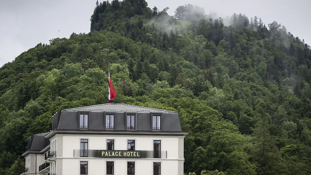 Dunkle-Wolken-haengen-ueber-dem-Resort-und-bedrohen-die-Moeglichkeit-dass-die-Delegationen-waehrend-Friedenskonferenz-in-der-Schweiz-mit-dem-Hubschrauber-anreisen-koennen-Staatsoberhaeupter-aus-aller-Welt-unter-ihnen-auch-der-ukrainische-Praesident-Selenskyj-werden-sich-fuer-die-Konferenz-Summit-on-Peace-in-Ukraine-versammeln-die-am-15-und-16-Juni-im-Buergenstock-Resort-in-der-Zentralschweiz-stattfindet