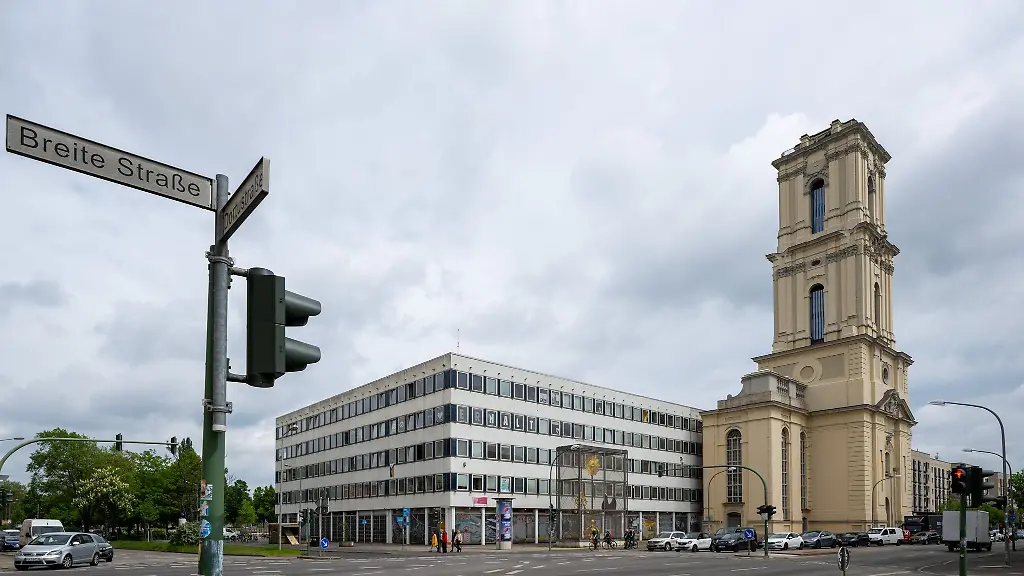 Das-Kunst-und-Kreativhaus-Rechenzentrum-in-Potsdam-neben-der-Garnisonkirche-darf-noch-sieben-Jahre-bleiben