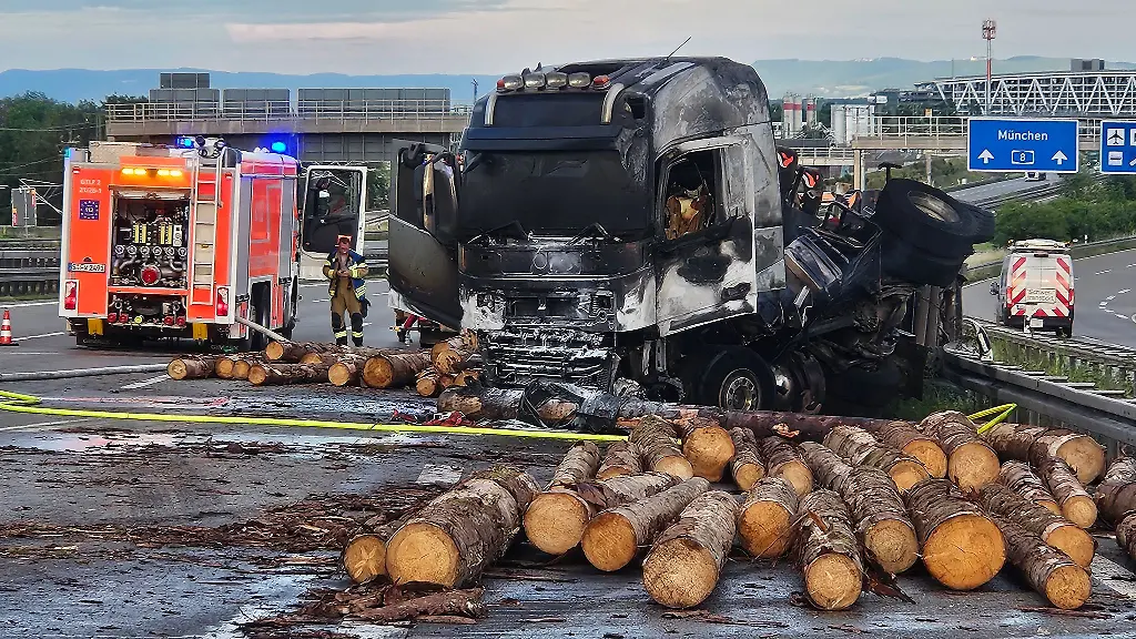 Der-in-Vollbrand-geratene-Lkw-mitsamt-Holzladung-sorgte-fuer-eine-Sperrung-auf-der-A8