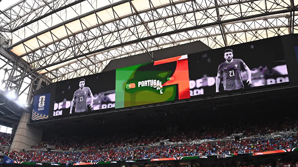 Fussball-Maenner-WM-2026-Portugal-DR-Kongo-Vorrunde-Gruppe-K-Spieltag-1-Houston-Stadion-Auf-den-Anzeigetafeln-wird-an-den-Portugiesen-Diogo-Jota-gedacht-der-bei-einem-Autounfall-ums-Leben-kam-ACHTUNG-Gemaess-den-Auflagen-der-FIFA-duerfen-die-Bilder-ausschliesslich-zur-redaktionellen-Verwendung-genutzt-werden-Eine-kommerzielle-Nutzung-ist-ausgeschlossen-Zudem-duerfen-keine-videoaehnlichen-Sequenzen-erstellt-werden-und-es-duerfen-keine-Veraenderungen-weder-im-Vordergrund-noch-im-Hintergrund-am-Bild-vorgenommen-werden