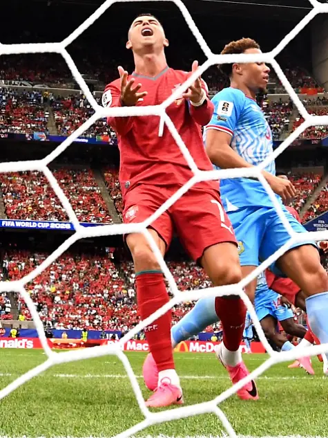 dpatopbilder-17-06-2026-USA-Houston-Fussball-Maenner-WM-2026-Portugal-DR-Kongo-Vorrunde-Gruppe-K-Spieltag-1-Houston-Stadion-Cristiano-Ronaldo-Portugal-reagiert-nach-einer-vergebenen-Chance-ACHTUNG-Gemaess-den-Auflagen-der-FIFA-duerfen-die-Bilder-ausschliesslich-zur-redaktionellen-Verwendung-genutzt-werden-Eine-kommerzielle-Nutzung-ist-ausgeschlossen-Zudem-duerfen-keine-videoaehnlichen-Sequenzen-erstellt-werden-und-es-duerfen-keine-Veraenderungen-weder-im-Vordergrund-noch-im-Hintergrund-am-Bild-vorgenommen-werden