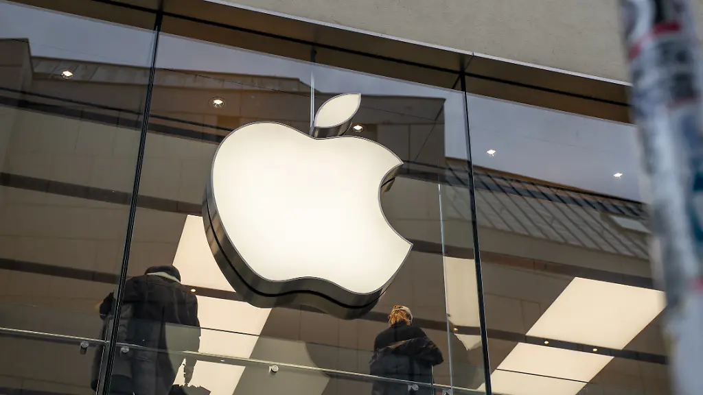 Symbolbild-Apple-Logo-am-Store-am-Marienplatz-20-05-2026-Das-Logo-des-Technologiekonzerns-Apple-am-Apple-Store-am-Marienplatz-in-der-Landeshauptstadt-Muenchen
