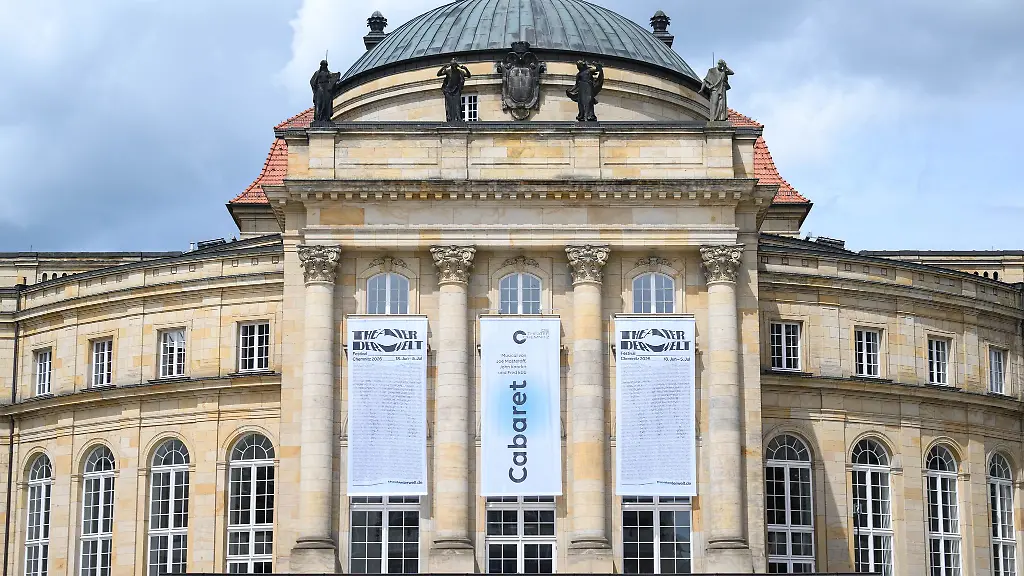 Im-Chemnitzer-Opernhaus-wird-das-Festival-Theater-der-Welt-mit-dem-Musiktheaterstueck-Split-Tooth-Saputjiji-der-Kanadierin-Tanya-Tagaq-eroeffnet