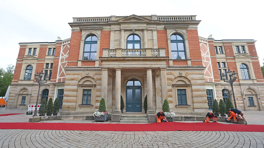 Bayreuths-Aushaengeschild-das-Festspielhaus