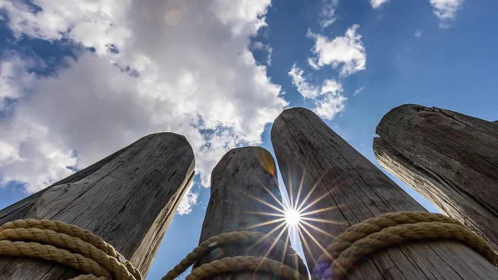 Das-Sonnenobservatorium-in-Goseck-ist-aus-einem-Doppelkreis-aus-Holzpfaehlen-gebildet-in-dem-Oeffnungen-Sonnenauf-und-untergaenge-fuer-bestimmte-archaeologische-Ereignisse-ermoeglichen