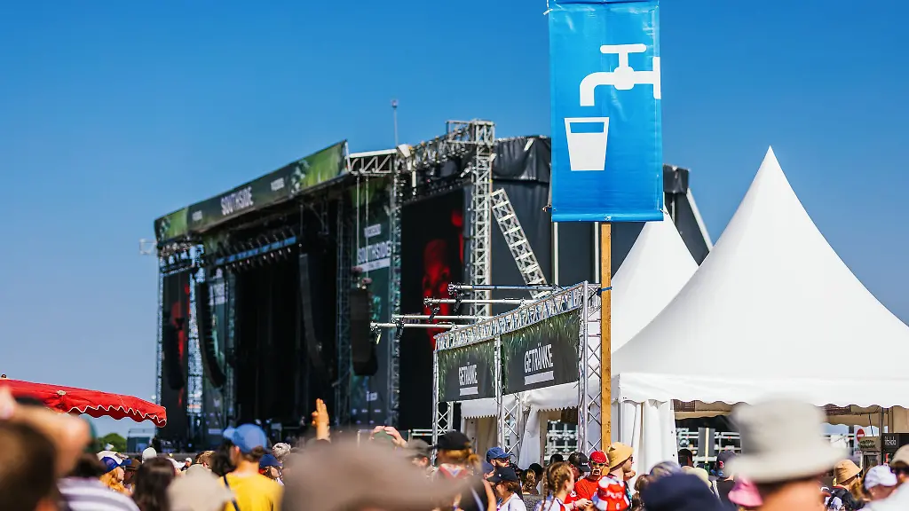 Die-Besucher-beim-Southside-Festival-muessen-sich-auf-Hitze-einstellen