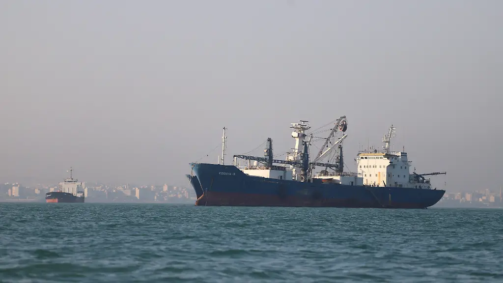 Vessels-in-the-Strait-of-Hormuz-near-the-beach-of-Bandar-Abbas-Iran-June-17-2026-Amirhosein-Khorgooi-ISNA-via-WANA-West-Asia-News-Agency-Handout-via-REUTERS-ATTENTION-EDITORS-THIS-PICTURE-WAS-PROVIDED-BY-A-THIRD-PARTY-ISRAEL-OUT-NO-COMMERCIAL-OR-EDITORIAL-SALES-IN-ISRAEL-NO-ACCESS-FOR-ISRAELI-MEDIA-NO-USE-BBC-PERSIAN-NO-USE-VOA-PERSIAN-NO-USE-MANOTO-NO-USE-IRAN-INTERNATIONAL-NO-USE-RADIO-FARDA-DIGITAL-NO-USE-BBC-PERSIAN-NO-USE-VOA-PERSIAN-NO-USE-MANOTO-NO-USE-IRAN-INTERNATIONAL-NO-USE-RADIO-FARDA