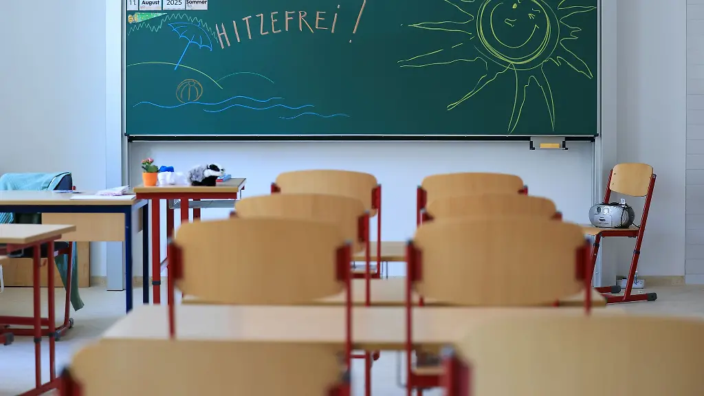 An-der-Tafel-einer-Grundschule-steht-Hitzefrei-Symbolbild