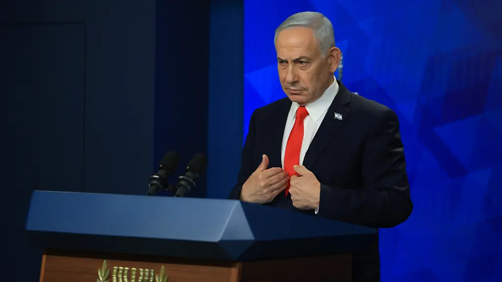 Benjamin-Netanjahu-Ministerpraesident-von-Israel-reagiert-bei-einer-Pressekonferenz