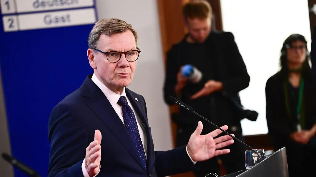 Johann-Wadephul-CDU-Aussenminister-spricht-waehrend-des-Deutsch-Polnischen-Forums-im-Auswaertigen-Amt-bei-einer-Pressekonferenz-Vor-35-Jahren-wurde-der-Vertrag-ueber-gute-Nachbarschaft-und-freundschaftliche-Zusammenarbeit-zwischen-Deutschland-und-Polen-unterzeichnet-Er-legte-die-Grundlage-fuer-Aussoehnung-und-fuer-eine-enge-politische-und-zivilgesellschaftliche-Zusammenarbeit