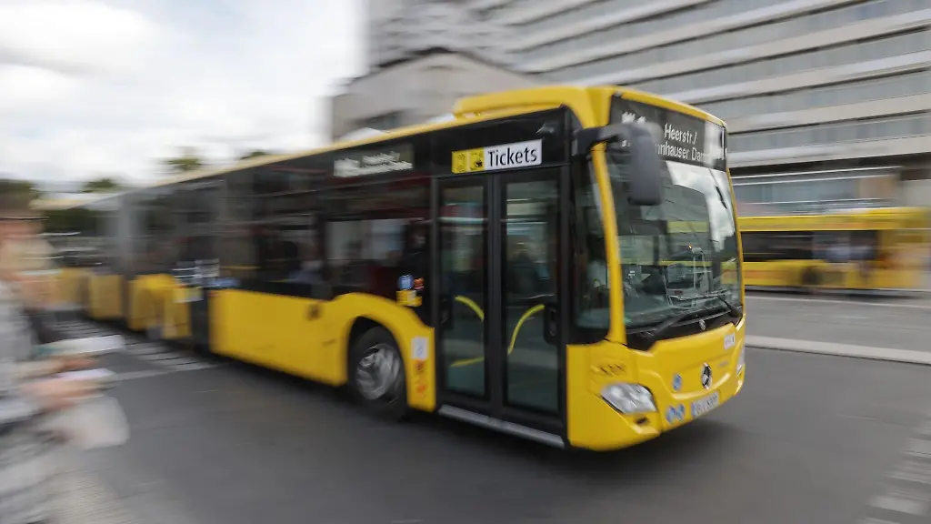 Ein-Mann-hat-in-einem-Linienbus-Reizgas-versprueht-und-sieben-Menschen-verletzt