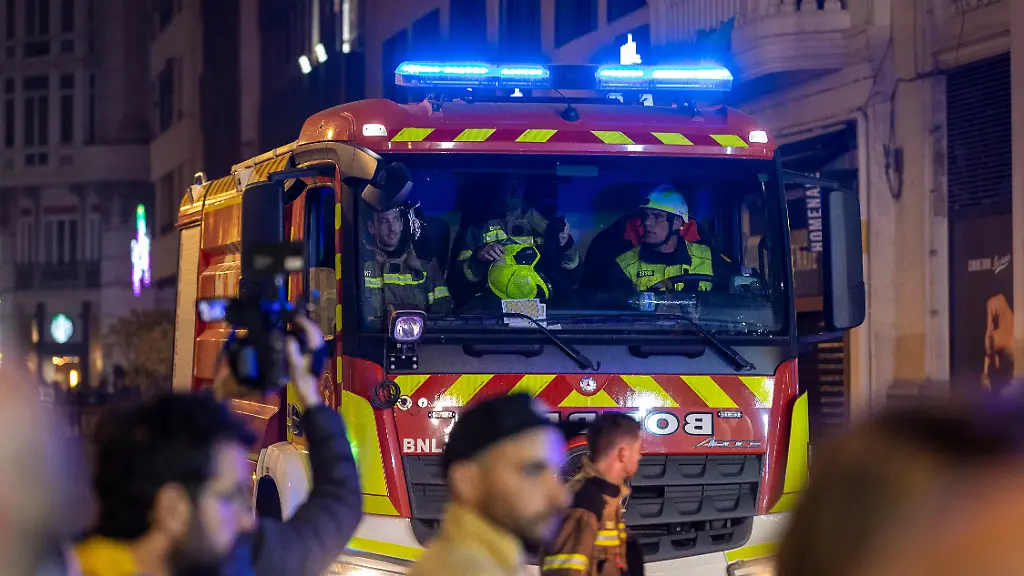 Themenbilder-Urlaub-in-Spanien-Valencia-Fallas-2023-auf-dem-Plaza-del-Ayuntamiento-Feuerwehr-von-Valencia-Bombers-19-03
