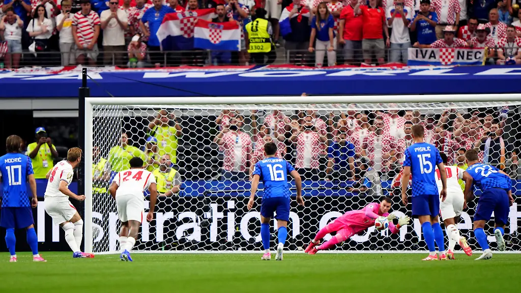 Fussball-Maenner-WM-England-Kroatien-Vorrunde-Gruppe-L-1-Spieltag-Dallas-Stadion-Der-kroatische-Torhueter-Dominik-Livakovic-haelt-einen-Elfmeter-des-Englaenders-Harry-Kane-Der-Elfmeter-wird-wiederholt-EINSCHRAeNKUNGEN-Die-Nutzung-unterliegt-Einschraenkungen-Ausschliesslich-redaktionelle-Nutzung-keine-kommerzielle-Nutzung-ohne-vorherige-Zustimmung-des-Rechteinhabers