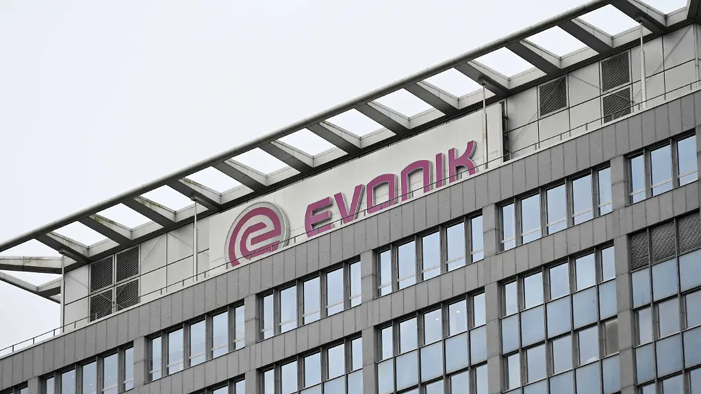 Die-Konzernzentrale-von-EVONIK-in-Essen-Aussenansicht-Hochhaus-Glaspapalast-Essen-17-03-2026