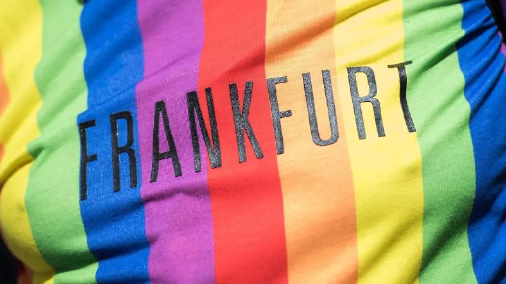 Ein-Teilnehmer-traegt-ein-Shirt-in-den-Regenbogenfarben-mit-dem-Schriftzug-Frankfurt