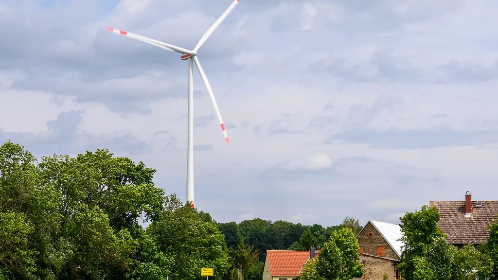 Nach-nur-zweieinhalb-Jahren-wird-eines-der-groessten-Windraeder-Sachsens-wieder-abgebaut