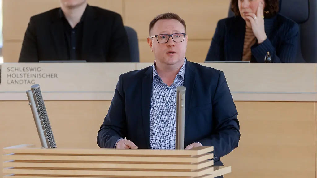 Wollen-wir-gehoerlosen-Menschen-endlich-die-Anerkennung-geben-die-ihnen-seit-Jahren-zusteht-fragte-der-SSW-Fraktionschef-Christian-Dirschauer
