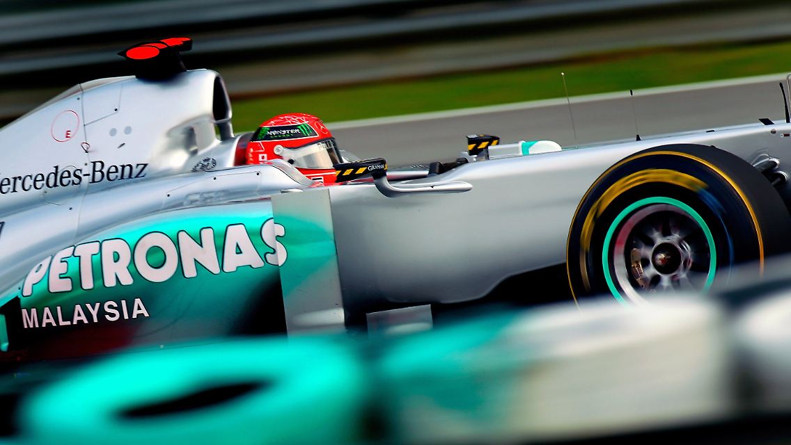 Es läuft nicht rund: Michael Schumacher in seinem Dienstwagen.