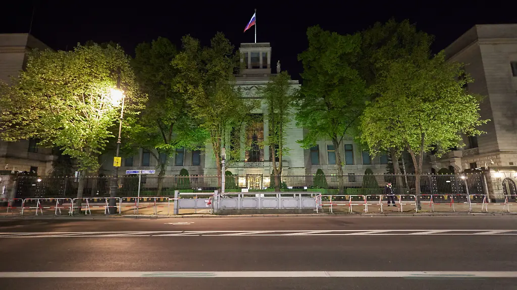 Blick-am-fruehen-Morgen-auf-die-Russische-Botschaft