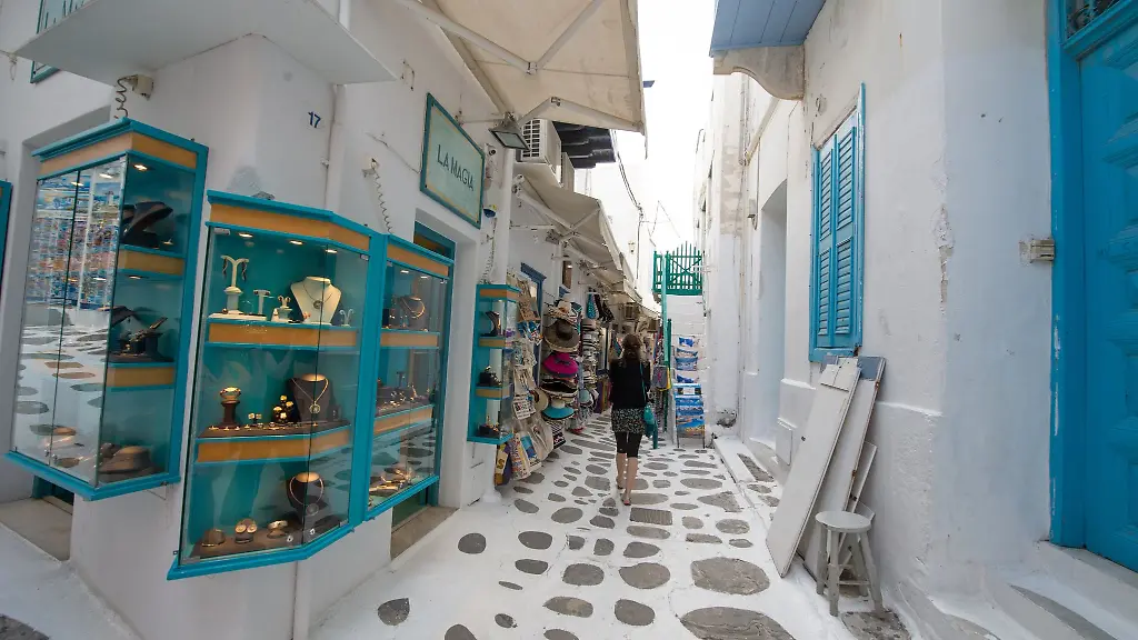 Geschaefte-in-der-Altstadt-von-Mykonos-Um-die-20-Prozent-mehr-fuer-sein-Geld-bekommt-man-noch-in-Griechenland