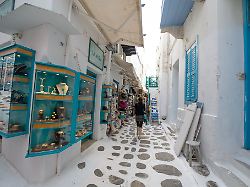 Geschaefte In Der Altstadt Von Mykonos Um Die 20 Prozent Mehr Fuer Sein Geld Bekommt Man Noch In Griechenland