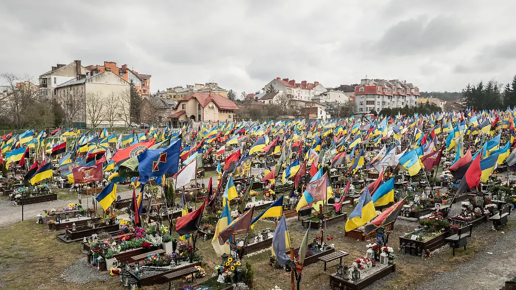 March-29-2026-Lviv-Lviv-Oblast-Ukraine-Flags-and-soldiers-graves-from-the-Field-of-Mars-seen-from-the-nearby-Lychakiv-Monumental-Cemetery-in-Lviv-Lviv-Ukraine-ZUMAp199-20260329-zip-p199-012-Copyright-xMatteoxPlacuccix