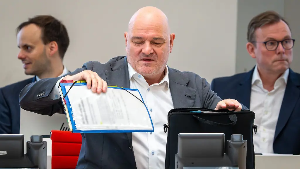 Brandenburgs-Bauminister-Robert-Crumbach-SPD-aeussert-sich-im-Landtag-zu-den-Details-der-geplanten-neuen-Bauordnung