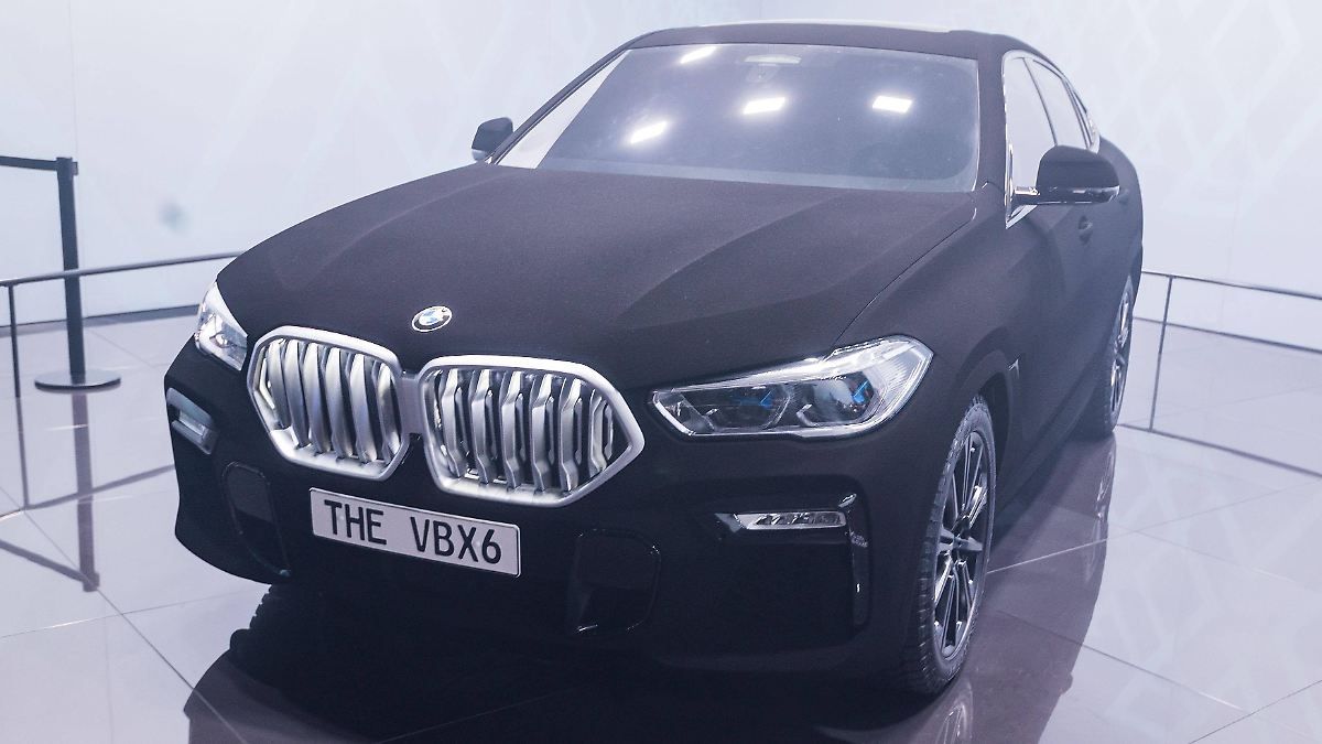Inspiriert von BMW-Autolack: Ultraschwarze Farbe schluckt Licht zu 99,9 Prozent