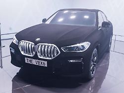 Inspiriert von BMW-Autolack: Ultraschwarze Farbe schluckt Licht zu 99,9 Prozent