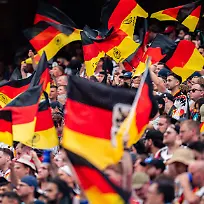 FIFA-Fussball-Weltmeisterschaft-2026-Gruppe-E-Spiel-1-Deutschland-vs-Curacao-14-06-2026-im-NRG-Stadium-in-Houston-Texas-Deutschland-Fans-Fahnen-Deutschlandfahne-deutsche-Zuschauer-Tribuene-Fans-2026-FIFA-World-Cup-Group-E-Match-1-Germany-vs