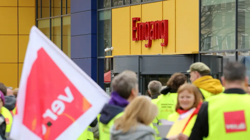 Streikende-Ikea-Mitarbeiter-stehen-bei-einer-Kundgebung-vor-einer-Ikea-Filiale-in-Hamburg-Altona-In-Hamburg-haben-zahlreiche-Mitarbeiterinnen-und-Mitarbeiter-der-Moebelhaus-Kette-Ikea-am-Freitag-ihre-Arbeit-niedergelegt