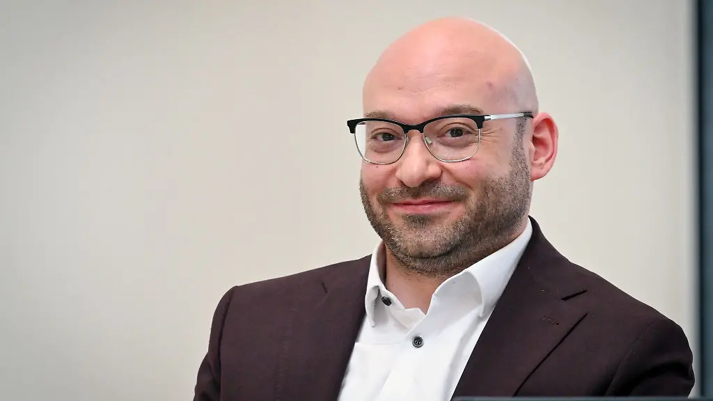 Brandenburgs-Gesundheitsminister-Rene-Wilke-SPD-hofft-darauf-dass-Patienten-keine-Gebuehren-fuer-Rettungsfahrten-zahlen-muessen