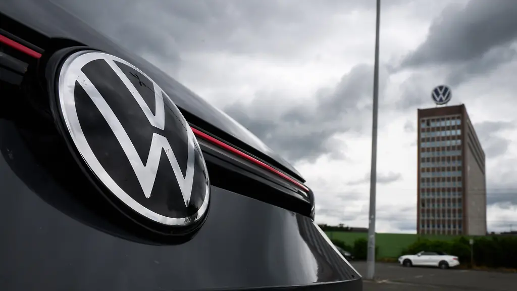 Ein-VW-Golf-GTI-steht-auf-einem-Parkplatz-in-Sichtweite-vom-Markenhochhaus-auf-dem-Gelaende-vom-VW-Werk-Wolfsburg-Die-Volkswagen-AG-laedt-seine-Aktionaere-zur-ordentlichen-Hauptversammlung