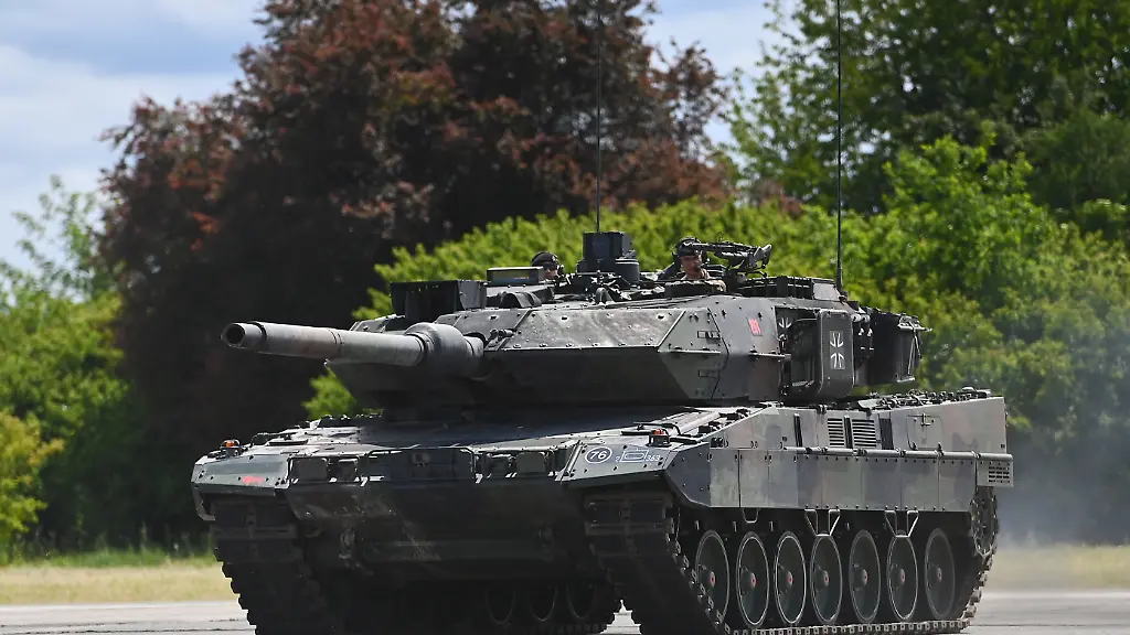 Live-Demonstration-Dynamic-Display-Kampfpanzer-KNDS-Leopard-2A7V-Tag-der-Bundeswehr-2026-am-06-06-2026-an-der-Universitaet-der-Bundeswehr-in-Neubiberg