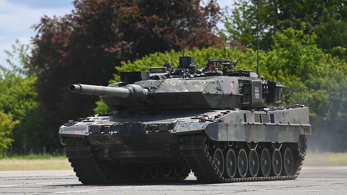 Leopard und Panzerhaubitze 2000: Bundesregierung darf beim Rüstungskonzern ...