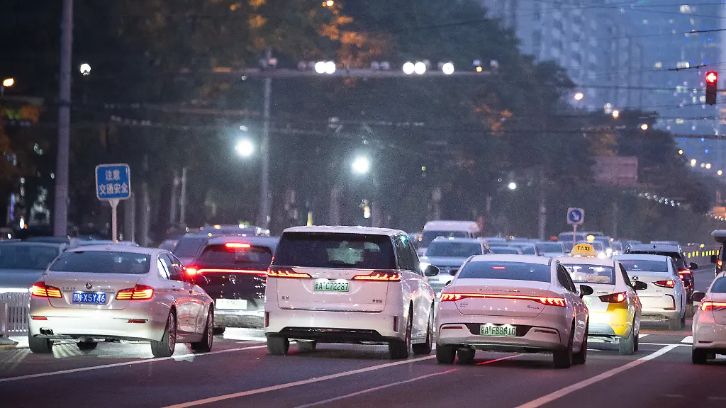 Ein-Verbrennerauto-der-Marke-BMW-l-r-steht-neben-chinesischen-Elektroautos-der-Voyah-und-BYD-vor-einer-Kreuzung-Wirtschaftsminister-Habeck-ist-im-Rahmen-einer-Ostasienreise-in-China-angekommen