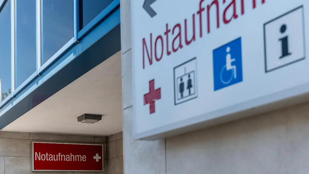 23-05-26-Limburg-Symbolfoto-Illustrationsbild-Symbolbild-Illustrationsfoto-Alltagsszene-Hinweisschild-einer-Notaufnahme-an-einem-Krankenhausgebaeude-mit-Symbolen-fuer-Barrierefreiheit-Aufzug-und-Information-Das-Bild-steht-symbolisch-fuer-medizinische-Versorgung-Klinikalltag-sowie-die-aktuellen-Herausforderungen-im-Gesundheitswesen-wie-Ueberlastung-von-Notaufnahmen-Personalmangel-und-steigenden-Patientenandrang