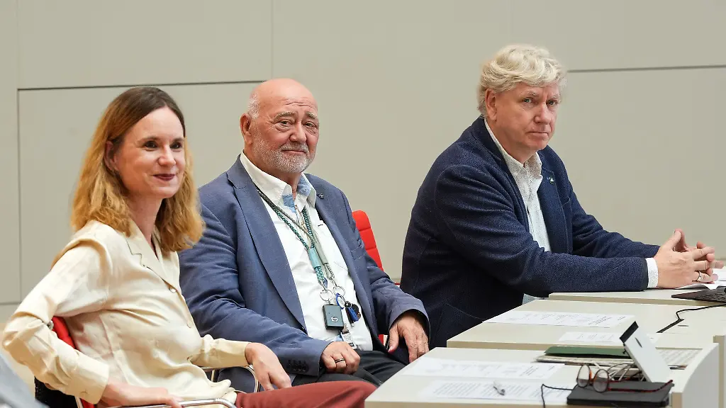 Die-drei-frueheren-Brandenburger-BSW-Landtagsabgeordneten-Andre-von-Ossowski-Reinhard-Simon-und-Melanie-Matzies-sind-nun-eine-Gruppe-im-Landtag