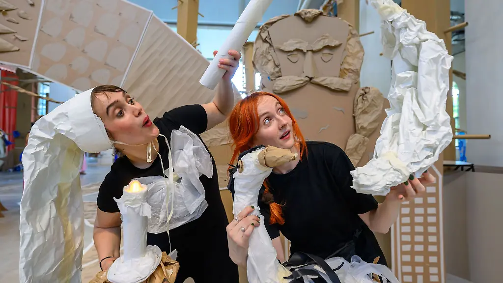 Meg-l-und-Briony-vom-Polyglot-Theatre-aus-Australien-eroeffnen-zum-Auftakt-des-Festivals-Theater-der-Welt-den-Paper-Planet