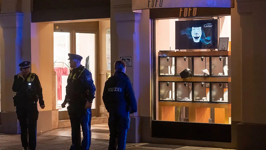 Bei-dem-Ueberfall-hatten-zwei-Maenner-Schmuck-im-Wert-von-mehreren-Hunderttausend-Euro-erbeutet