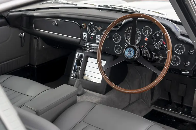 AstonMartinDB5GoldfingerContinuation-32