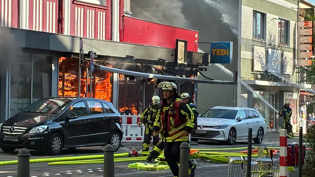 In-Bochum-brennt-eine-Filiale-einer-Discounterkette