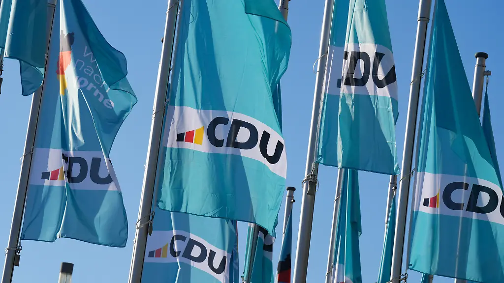 Symbolbild-und-Themenbild-37-Parteitag-der-CDU-Deutschland-mit-Flagen-der-Partei-vor-dem-Eingang-zum-im-Berliner-CityCube-Berlin-03-02