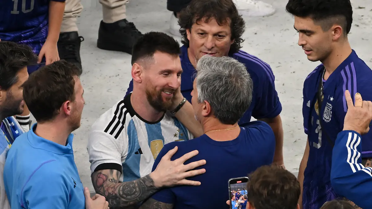 Fussball-WM-Argentinien-Frankreich-Finalrunde-Finale-Lusail-Stadion-Argentiniens-Lionel-Messi-mit-seinem-Vater-Jorge-Messi-nach-der-Siegerehrung