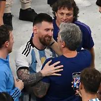 Fussball-WM-Argentinien-Frankreich-Finalrunde-Finale-Lusail-Stadion-Argentiniens-Lionel-Messi-mit-seinem-Vater-Jorge-Messi-nach-der-Siegerehrung