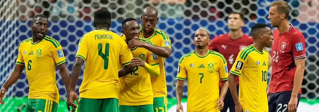 Fussball-Maenner-WM-Tschechien-Suedafrika-Vorrunde-Gruppe-A-2-Spieltag-Atlanta-Stadion-Der-Suedafrikaner-Thapelo-Maseko-3-v-l-jubelt-nachdem-er-einen-Elfmeter-verwandelt-hat