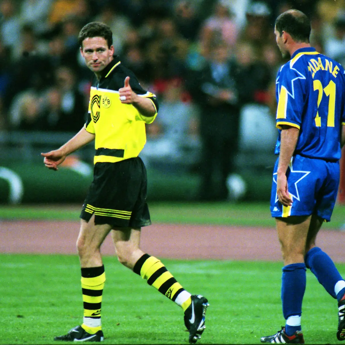 Thums-up-from-PAUL-LAMBERT-DORT-ZINEDINE-ZIDANE-JUV-JUVENTUS-V-BORUSSIA-DORTMUND-EUROPEAN-CHAMPIONS-CUP-FINAL-28-05-1997