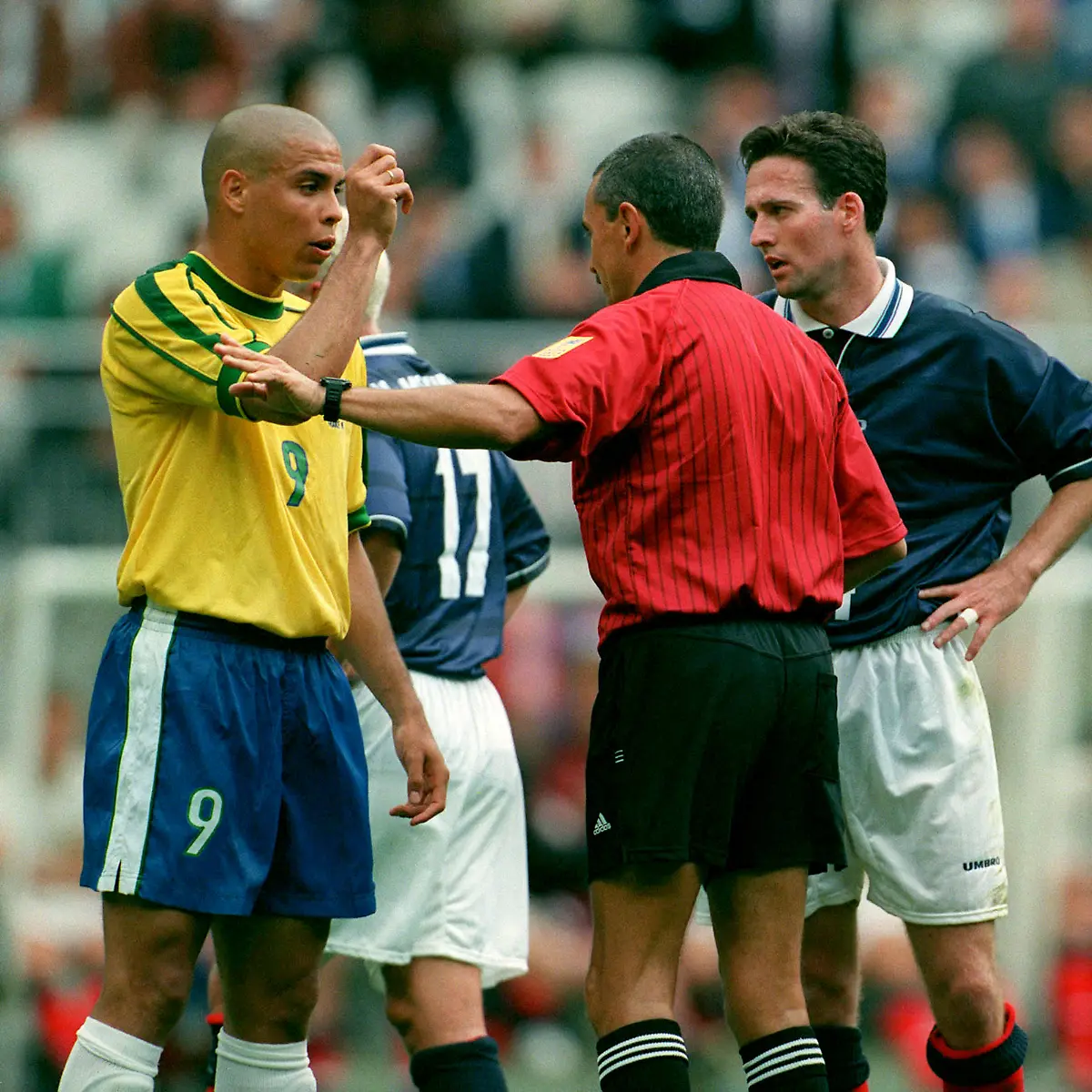 Brazil-V-Scotland-FIFA-World-Cup-WM-Weltmeisterschaft-Fussball-Finals-1998-Group-A-Ronaldo-of-Brazil-Referee-Jose-Maria-Garcia-Aranda-Paul-Lambert-of-Scotland-and-John-Collins-of-Scotland-in-incident-during-the-FIFA-World-Cup-Finals-1998-Group-A-match-between-Brazil-and-Scotland-at-Stade-De-France-on-June-10-1998-in-Saint-Denis-France