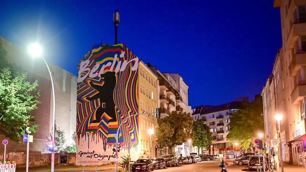 Eine-politische-Anzeige-des-Berliner-Senats-fuer-die-Bewerbung-von-Berlin-um-Olympische-und-Paralympische-Spiele-ist-an-einer-Hauswand-in-Mitte-an-der-Ecke-Brunnenstrasse-und-Anklamer-Strasse-zu-sehen