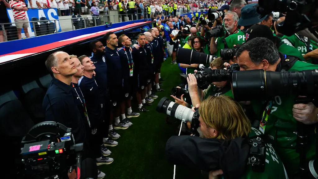 Fussball-Maenner-WM-England-Kroatien-Vorrunde-Gruppe-L-1-Spieltag-Dallas-Stadion-Der-englische-Nationaltrainer-Thomas-Tuchel-wird-vor-dem-Spiel-fotografiert-EINSCHRAeNKUNGEN-Die-Nutzung-unterliegt-Einschraenkungen-Ausschliesslich-redaktionelle-Nutzung-keine-kommerzielle-Nutzung-ohne-vorherige-Zustimmung-des-Rechteinhabers